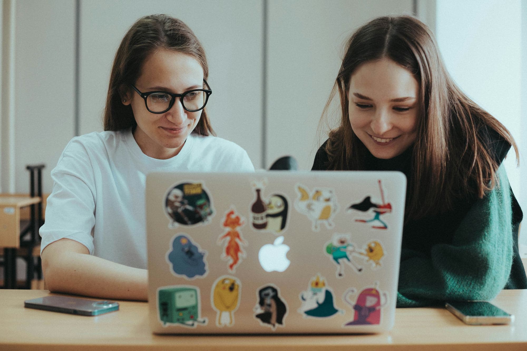 Estudantes estudando juntas no notebook
